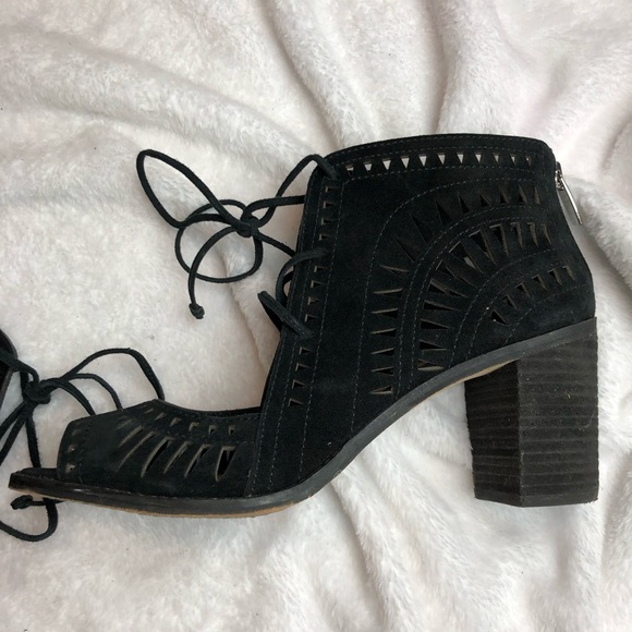 VINCE CAMUTO Tarita Cutout Perforated Lace Up Heeled Sandals Black Peep Toe 9.5 - Picture 3 of 8